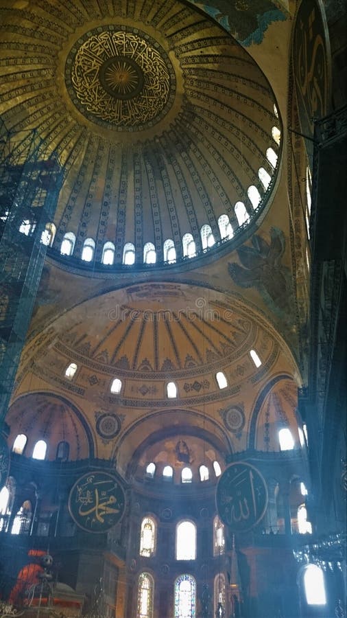 De koepels en de minaretten van Hagiasophia in de oude stad van Istanboel, Turkije, op zonsondergang stock fotografie De koepels en de minaretten van Hagiasophia in de oude stad van Istanboel, Turkije, op zonsondergang stock fotografie