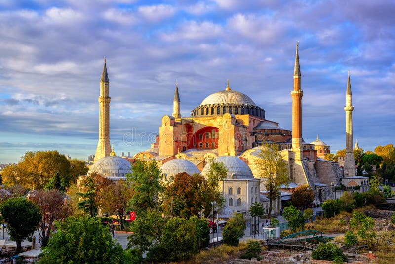 De koepels van Hagiasophia en minaretten, Istanboel, Turkije stock afbeeldingen De koepels van Hagiasophia en minaretten, Istanboel, Turkije stock afbeeldingen