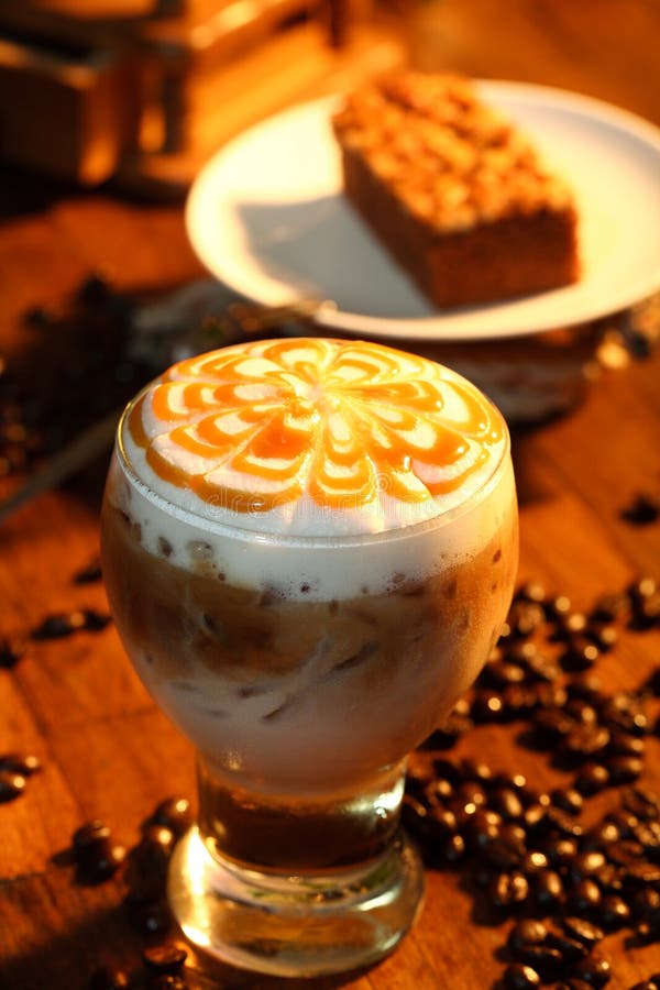 De koffie en de toffeecake van de ijskaramel stock fotografie De koffie en de toffeecake van de ijskaramel stock fotografie