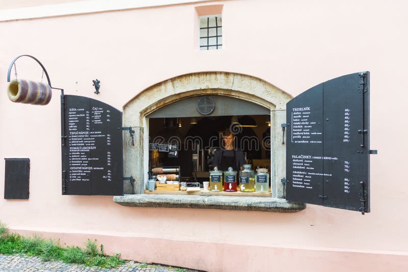 De koffie van het straatvenster in Praag royalty-vrije stock fotografie De koffie van het straatvenster in Praag royalty-vrije stock fotografie