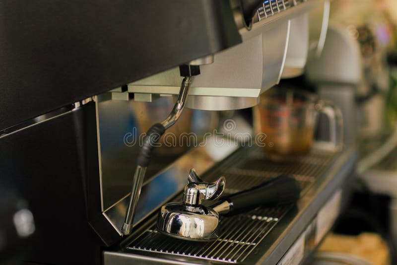 De koffie van de kopmaatregel uit, Vers koffiezetapparaat nadrukselectie royalty-vrije stock afbeeldingen De koffie van de kopmaatregel uit, Vers koffiezetapparaat nadrukselectie royalty-vrije stock afbeeldingen