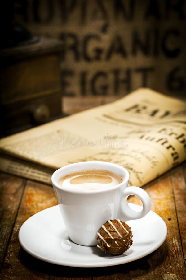 De koffiepauze van de ochtend met krant stock foto De koffiepauze van de ochtend met krant stock foto