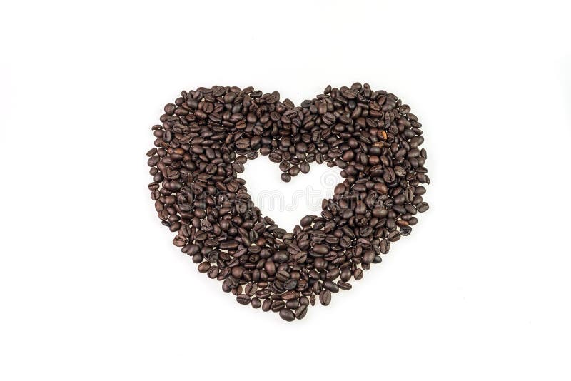 De koffiezaden schikken is hart en witte kop van koffie stock afbeeldingen De koffiezaden schikken is hart en witte kop van koffie stock afbeeldingen