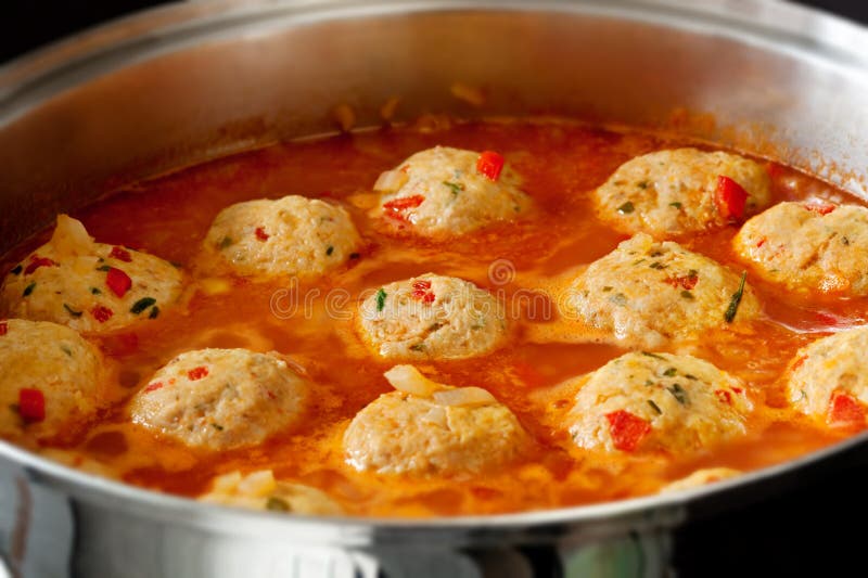 De kokende Vleesballetjes van de Kip stock afbeeldingen De kokende Vleesballetjes van de Kip stock afbeeldingen