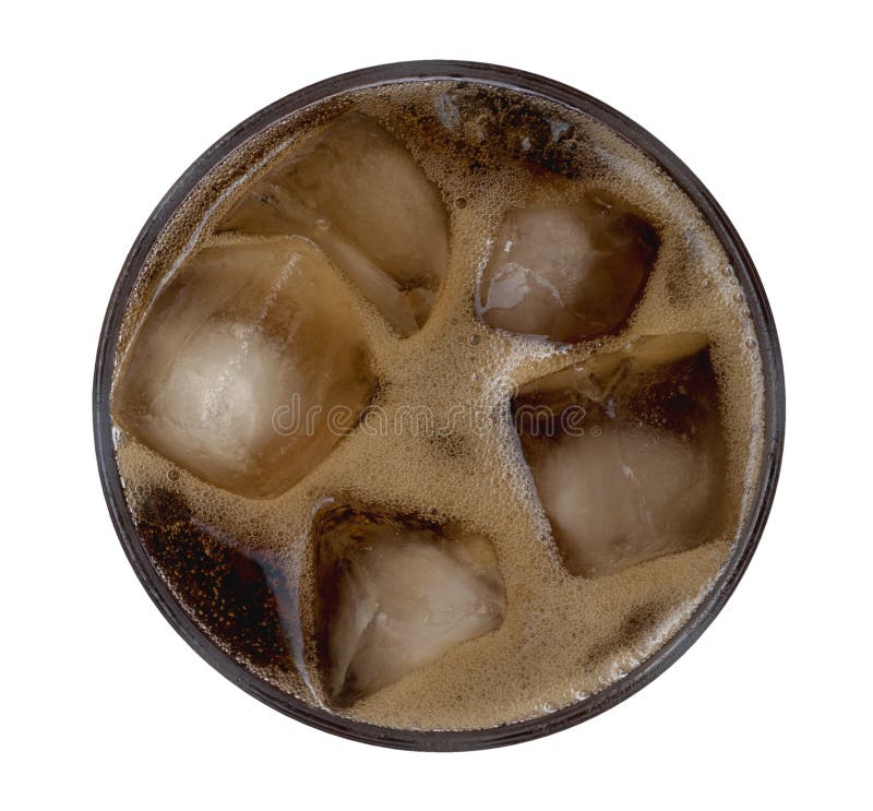De kola borrelt met ijsblokjes in glas hoogste die mening op witte achtergrond, weg wordt geïsoleerd royalty-vrije stock afbeeldingen De kola borrelt met ijsblokjes in glas hoogste die mening op witte achtergrond, weg wordt geïsoleerd royalty-vrije stock afbeeldingen