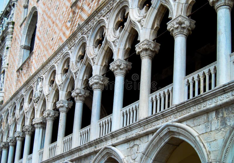 De Kolommen van Venetië Italië van het dogespaleis stock foto's De Kolommen van Venetië Italië van het dogespaleis stock foto's