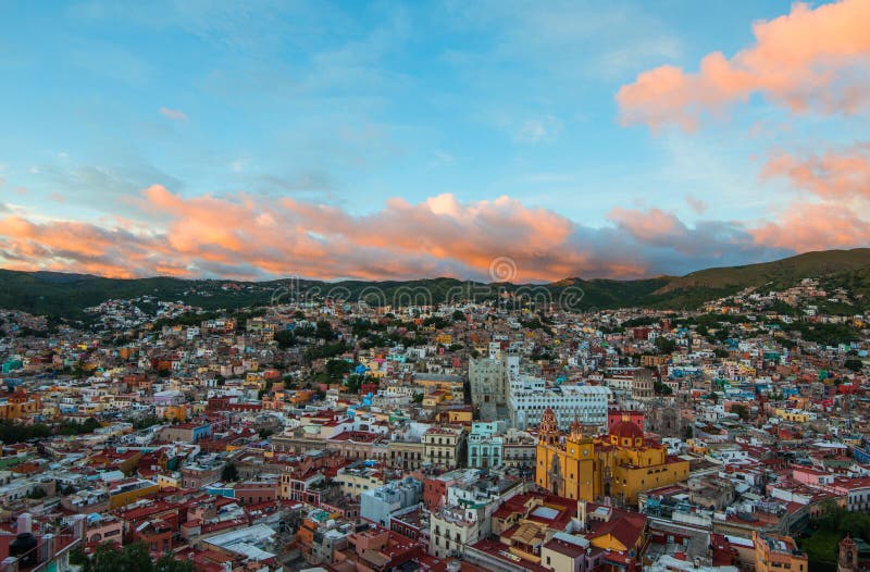 De koloniale kleurrijke traditionele stad en de gebouwen van zilveren mijnbouw verouderen in zonsondergangheuvel, Guanajuato, Mex royalty-vrije stock afbeelding De koloniale kleurrijke traditionele stad en de gebouwen van zilveren mijnbouw verouderen in zonsondergangheuvel, Guanajuato, Mex royalty-vrije stock afbeelding