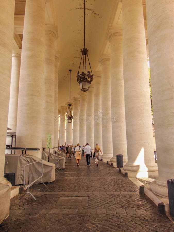 De kolossala Tuscan kolonnaderna av Vaticanen arkivfoto De kolossala Tuscan kolonnaderna av Vaticanen arkivfoto