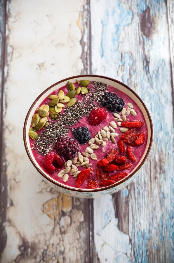 De kom van de ontbijtbes smoothie stock afbeeldingen De kom van de ontbijtbes smoothie stock afbeeldingen