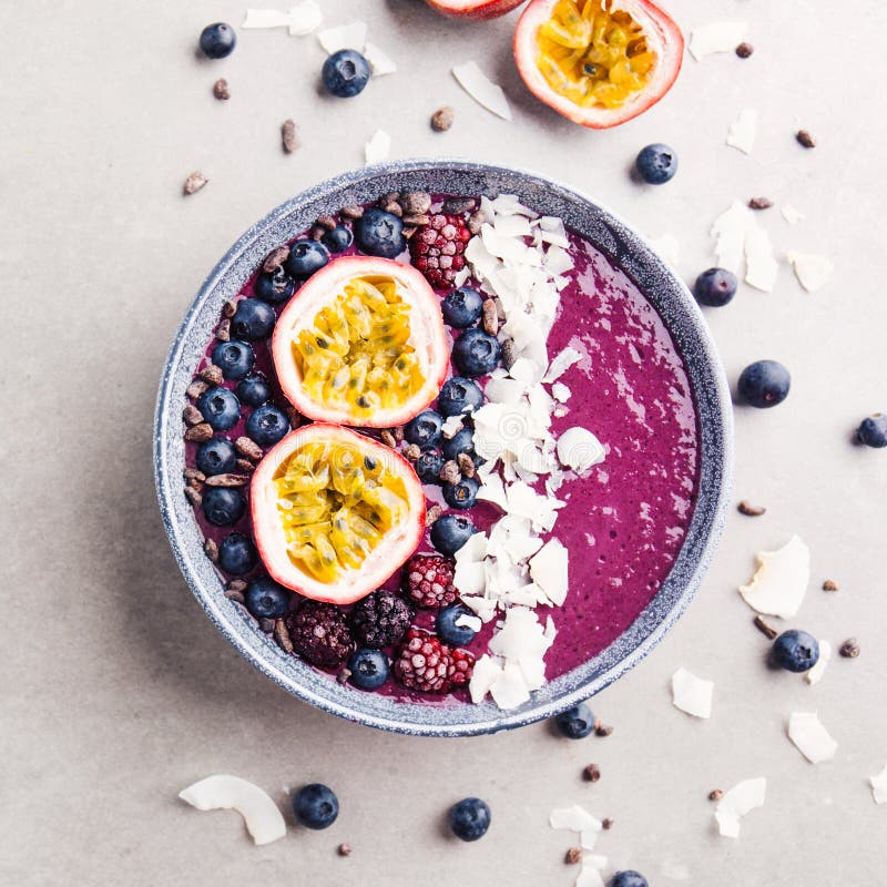De kom van Smoothieacai in kom op grijze lijst wordt gediend die royalty-vrije stock foto's De kom van Smoothieacai in kom op grijze lijst wordt gediend die royalty-vrije stock foto's