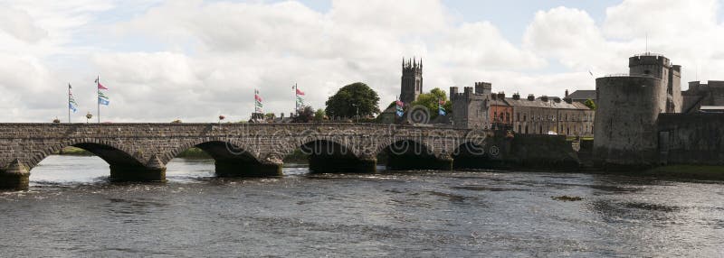 Middeleeuwse brug en kasteel royalty-vrije stock foto's