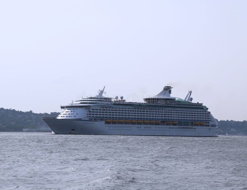 De koninklijke Caraïbische Ontdekkingsreiziger van het Overzees kruist Schip l royalty-vrije stock fotografie De koninklijke Caraïbische Ontdekkingsreiziger van het Overzees kruist Schip l royalty-vrije stock fotografie