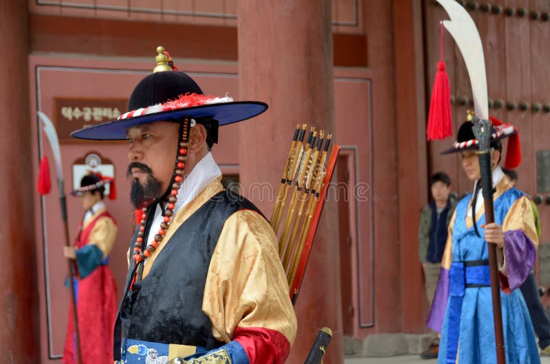 Koninklijke Wacht van het Deoksugung Paleis stock foto's