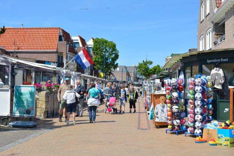 DE Koog, Nederland, Populair stadscentrum met kleine toerist winkelt in DE Koog op het eiland Texel in Nederland c royalty-vrije stock afbeelding DE Koog, Nederland, Populair stadscentrum met kleine toerist winkelt in DE Koog op het eiland Texel in Nederland c royalty-vrije stock afbeelding