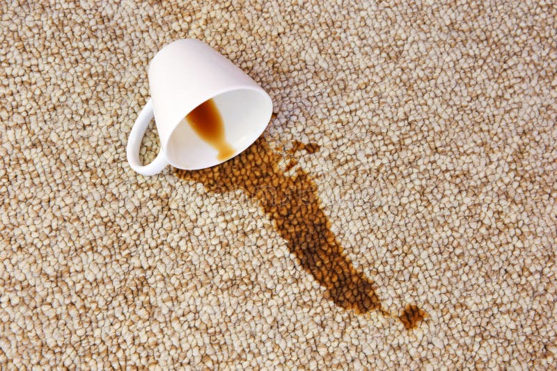 De kop van koffie viel op tapijt De vlek is op vloer royalty-vrije stock foto's De kop van koffie viel op tapijt De vlek is op vloer royalty-vrije stock foto's