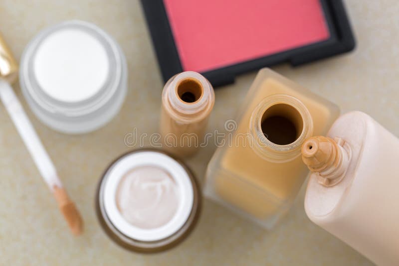 De kosmetische make-up, vloeibare stichting, camouflagestift, bloost in roze sha royalty-vrije stock foto's De kosmetische make-up, vloeibare stichting, camouflagestift, bloost in roze sha royalty-vrije stock foto's