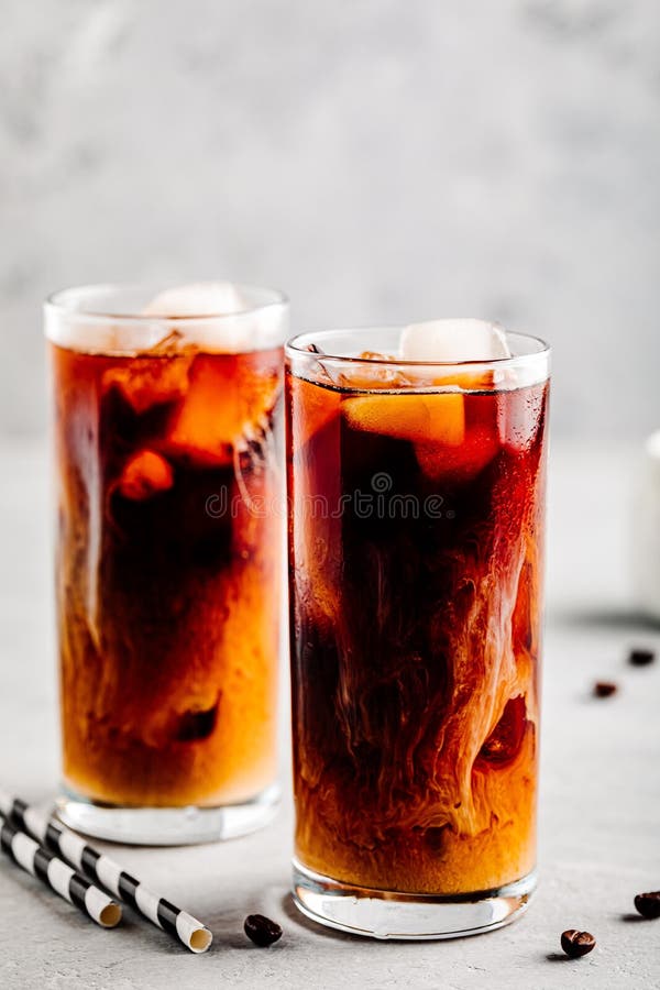 De koude van de amandelmelk brouwt koffie latte in lang Glazen stock fotografie De koude van de amandelmelk brouwt koffie latte in lang Glazen stock fotografie