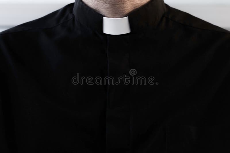 De kraag dichte omhooggaand van de priester
