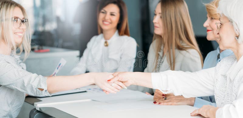 De krachtige rekrutering vrouwen van het bedrijfsbaangesprek royalty-vrije stock foto De krachtige rekrutering vrouwen van het bedrijfsbaangesprek royalty-vrije stock foto