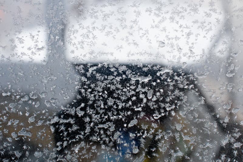 De kristallen van ijs op een autoglas sluiten omhoog royalty-vrije stock foto's De kristallen van ijs op een autoglas sluiten omhoog royalty-vrije stock foto's
