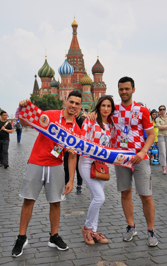 De Kroatische voetbalventilators stellen voor foto's op het Rode Vierkant in Moskou royalty-vrije stock fotografie De Kroatische voetbalventilators stellen voor foto's op het Rode Vierkant in Moskou royalty-vrije stock fotografie