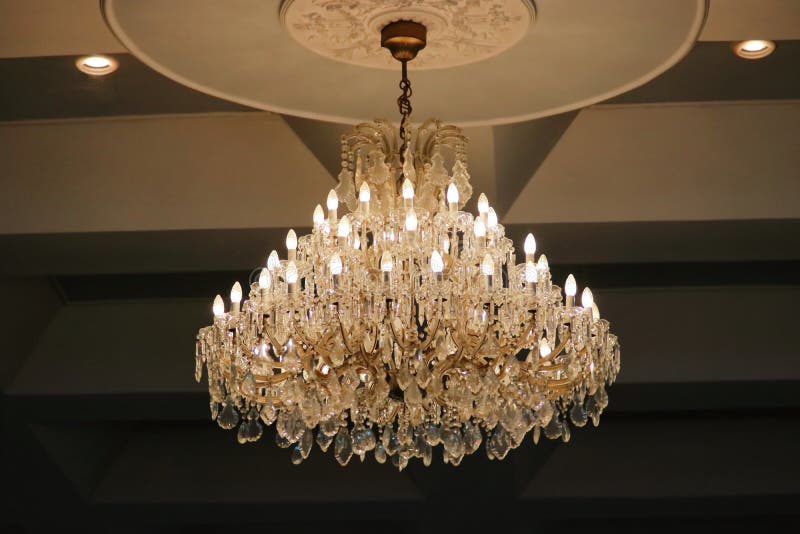 Dubbelzinnigheid bijvoeglijk naamwoord periode De Kroonluchter Van Het Luxekristal Het Hangen Onder Plafond in De Ruimte Stock Afbeelding - Image of glas, schoonheid: 100831427 Dubbelzinnigheid bijvoeglijk naamwoord periode De Kroonluchter Van Het Luxekristal Het Hangen Onder Plafond in De Ruimte Stock Afbeelding - Image of glas, schoonheid: 100831427