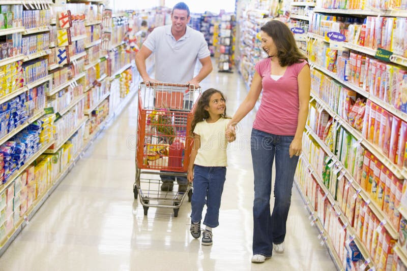De kruidenierswinkel van de familie het winkelen royalty-vrije stock afbeeldingen De kruidenierswinkel van de familie het winkelen royalty-vrije stock afbeeldingen