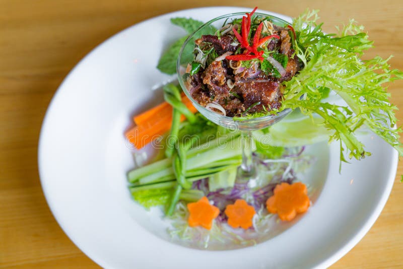 De kruidige Thaise salade van het cocktailrundvlees