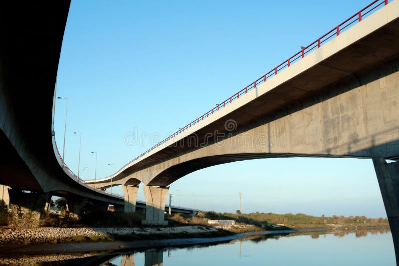 De kruising van wegviaducten stock afbeeldingen De kruising van wegviaducten stock afbeeldingen