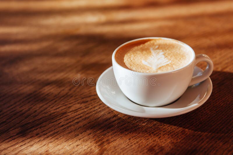 De kunst van de koffiekop latte in koffie royalty-vrije stock fotografie De kunst van de koffiekop latte in koffie royalty-vrije stock fotografie