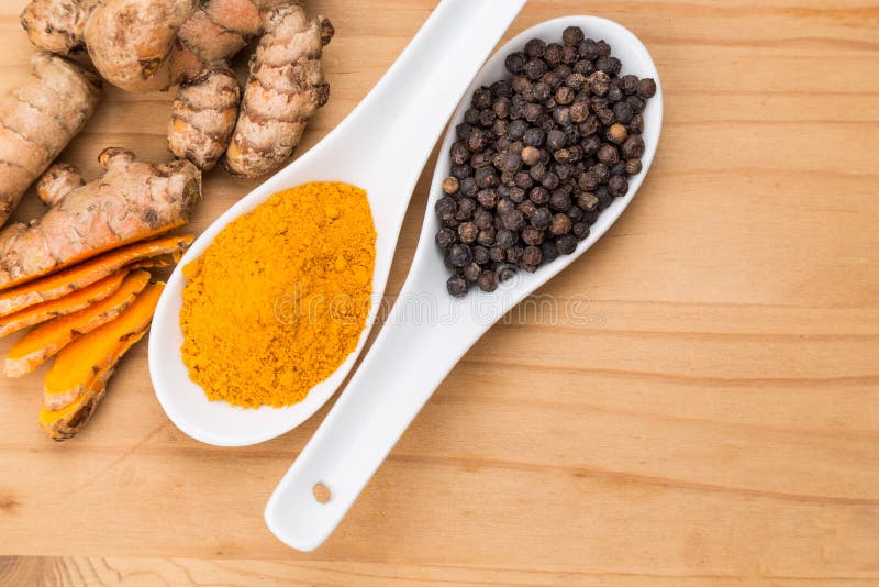 De kurkumawortels en de zwarte pepercombinatie verbeteren curcumin ab royalty-vrije stock fotografie De kurkumawortels en de zwarte pepercombinatie verbeteren curcumin ab royalty-vrije stock fotografie