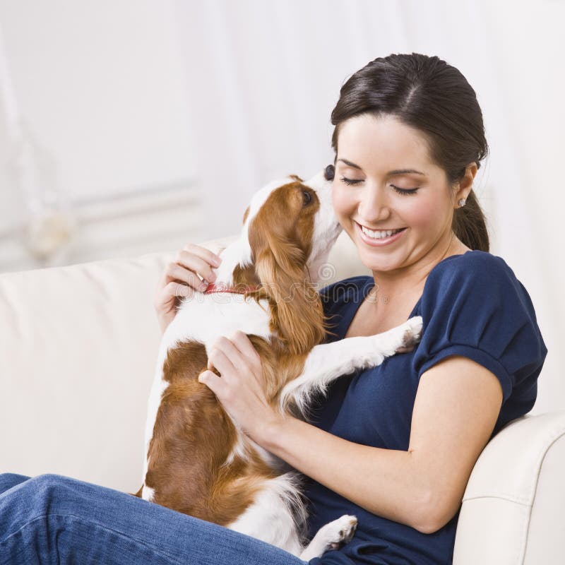 De Kussende Vrouw van de hond stock foto De Kussende Vrouw van de hond stock foto