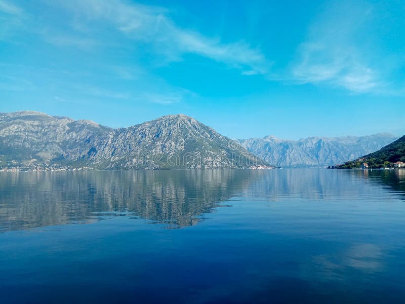 De kust van het Adriatische overzees in de baai van Boka Kotor in de oude stad, Montenegro stock afbeelding De kust van het Adriatische overzees in de baai van Boka Kotor in de oude stad, Montenegro stock afbeelding