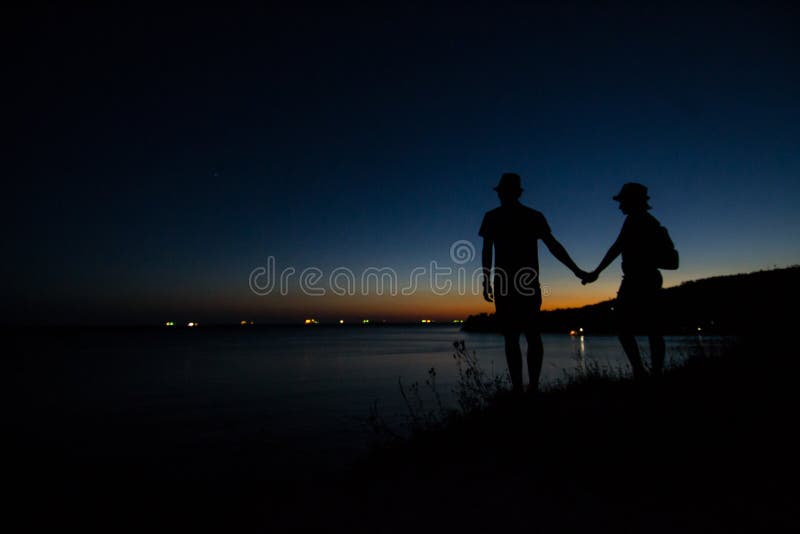 De kust van de Zwarte Zee in de stralen van de uitgaande zon unset royalty-vrije stock foto De kust van de Zwarte Zee in de stralen van de uitgaande zon unset royalty-vrije stock foto