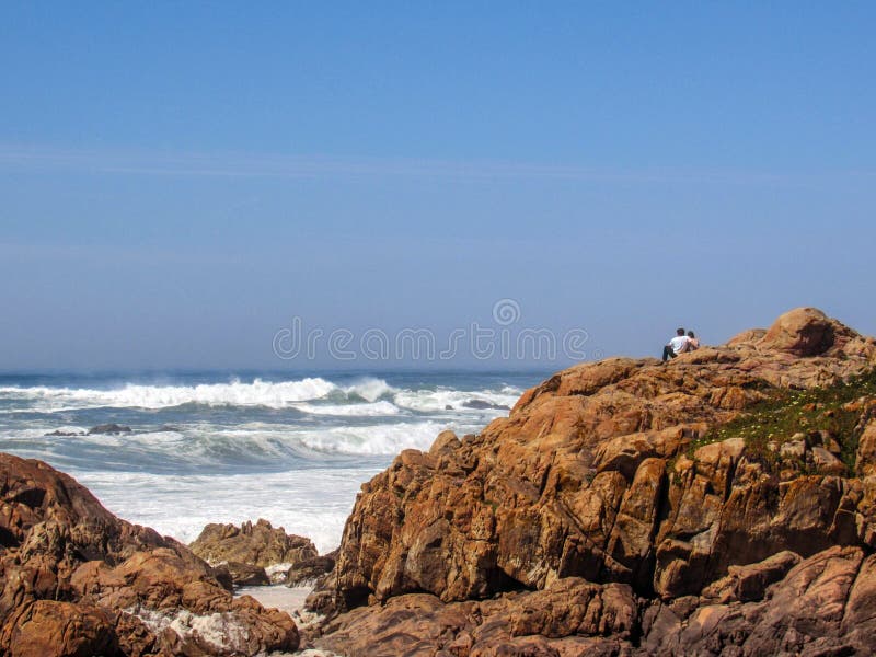 De kustlijn rotsachtig landschap van de Atlantische Oceaan in Portugal royalty-vrije stock foto De kustlijn rotsachtig landschap van de Atlantische Oceaan in Portugal royalty-vrije stock foto