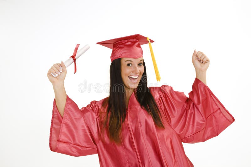 Belle femme caucasienne portant une robe de remise de diplômes rouge et tenant un diplôme photos libres de droits