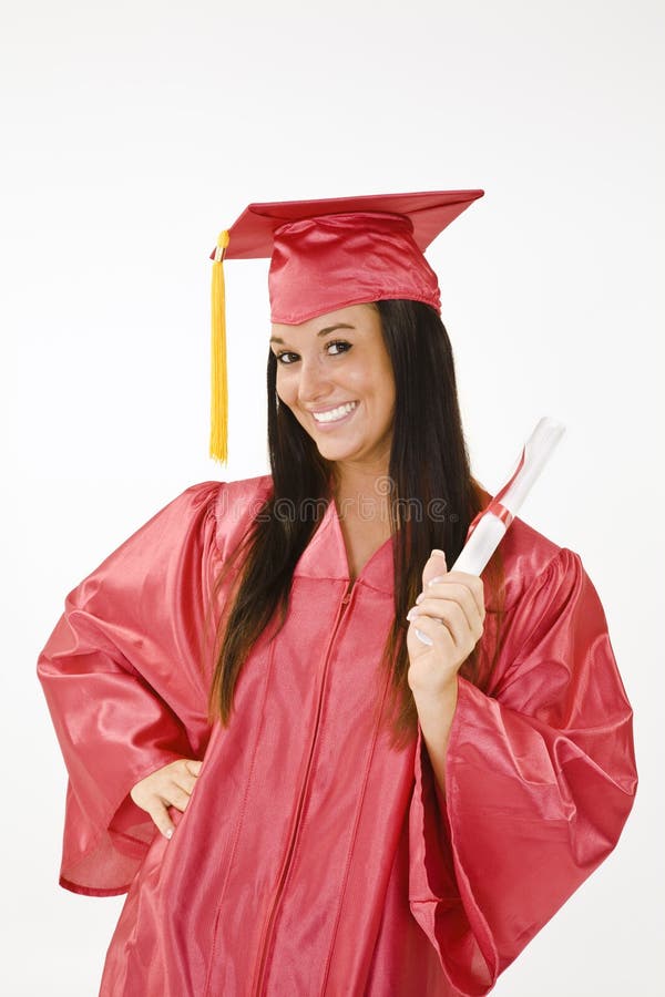 Belle femme caucasienne portant une robe de remise de diplômes rouge et tenant un diplôme image stock