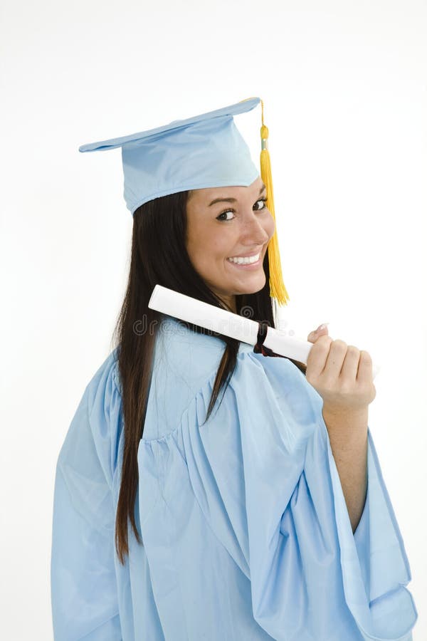 Belle femme caucasienne portant une robe de remise de diplôme bleue et tenant un diplôme photographie stock