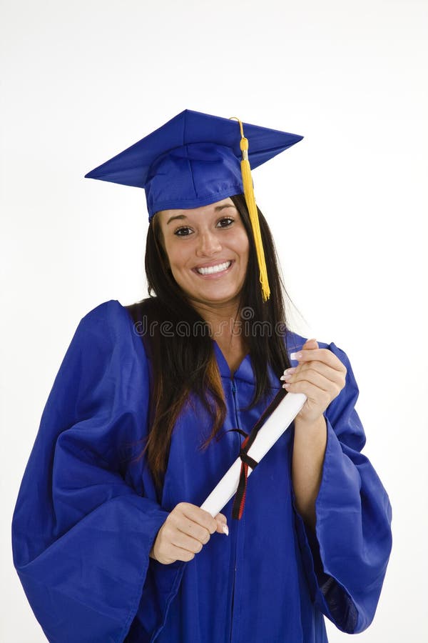 Une belle femme caucasienne portant une robe de remise de diplômes bleue et tenant un diplôme photo libre de droits