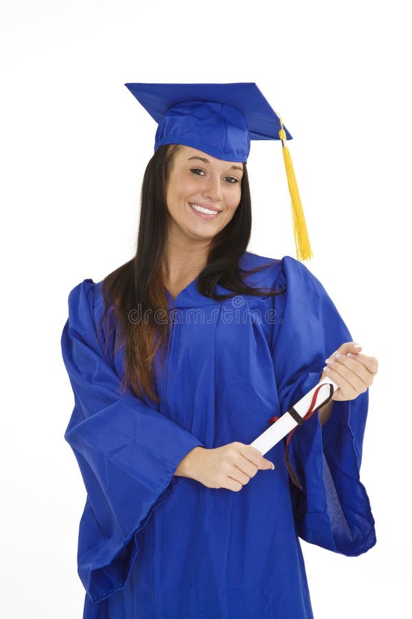 Belle femme caucasienne portant une robe de remise de diplômes bleue et tenant un diplôme photos stock
