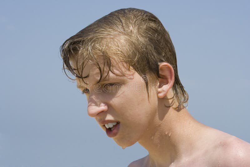 De L&rsquo;adolescence Humide Sur La Plage Image stock - Image du homme