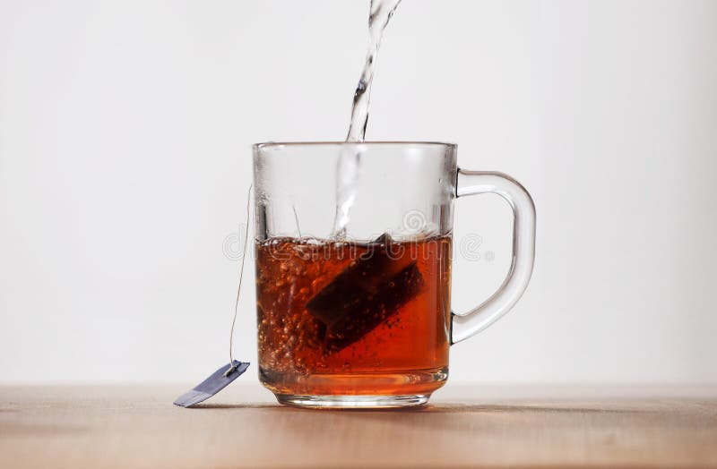 Tasse En Verre Transparent Avec De L'eau Sur La Surface Légère Avec Des  Gouttes D'eau. L'eau Sous La Forme D'une Tornade à L'intér Photo stock -  Image du cuvette, boisson: 208030580