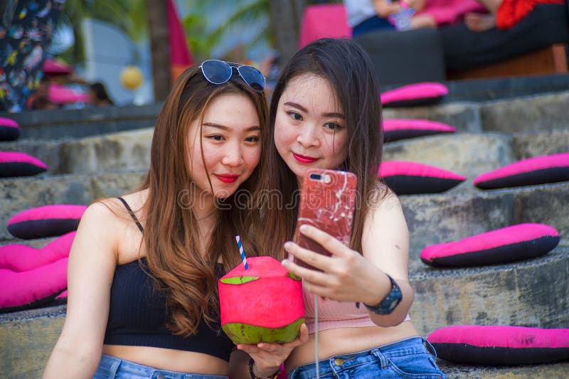 De la forma de vida retrato al aire libre de las muchachas chinas asiáticas felices y hermosas jovenes que toman la imagen del se foto de archivo De la forma de vida retrato al aire libre de las muchachas chinas asiáticas felices y hermosas jovenes que toman la imagen del se foto de archivo