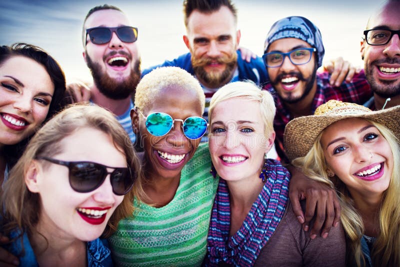 De la jeunesse de personnes d'amitié d'été de partie concept ensemble image stock De la jeunesse de personnes d'amitié d'été de partie concept ensemble image stock