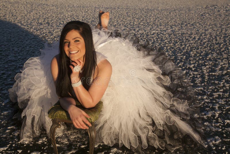 De la mujer del vestido formal del hielo sonrisa de la endecha descalzo fotografía de archivo De la mujer del vestido formal del hielo sonrisa de la endecha descalzo fotografía de archivo