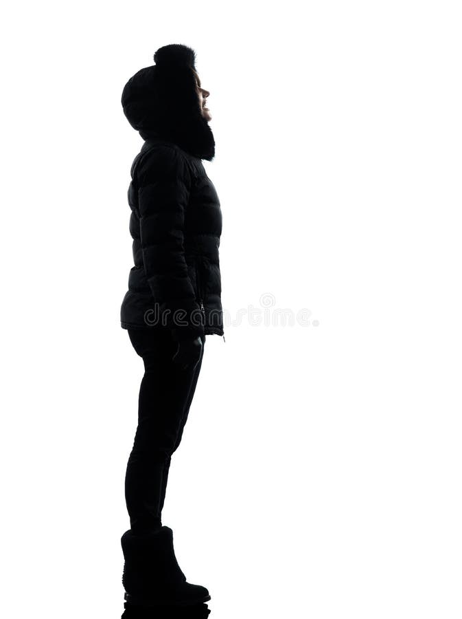 De laag die van de vrouwenwinter omhoog het glimlachen silhouet kijken royalty-vrije stock fotografie De laag die van de vrouwenwinter omhoog het glimlachen silhouet kijken royalty-vrije stock fotografie