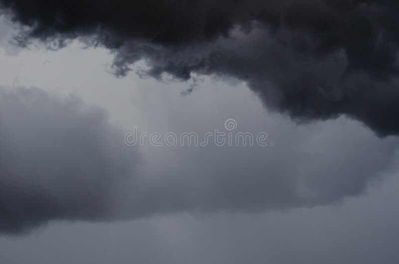 De laag van de wolk van donker aan wit alvorens in moesson te regenen royalty-vrije stock foto De laag van de wolk van donker aan wit alvorens in moesson te regenen royalty-vrije stock foto