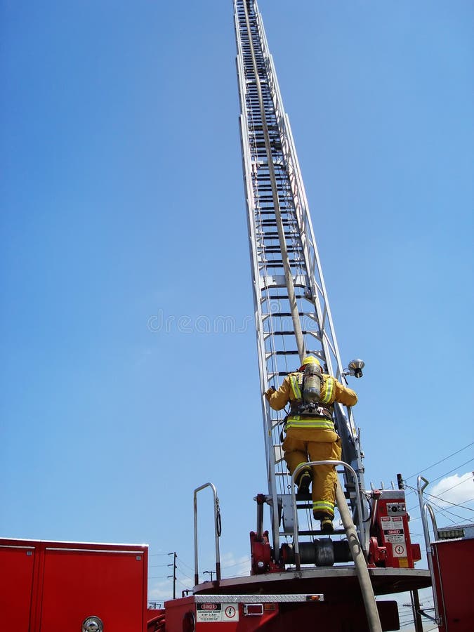 De Ladder van de brandbestrijder beklimt royalty-vrije stock fotografie De Ladder van de brandbestrijder beklimt royalty-vrije stock fotografie