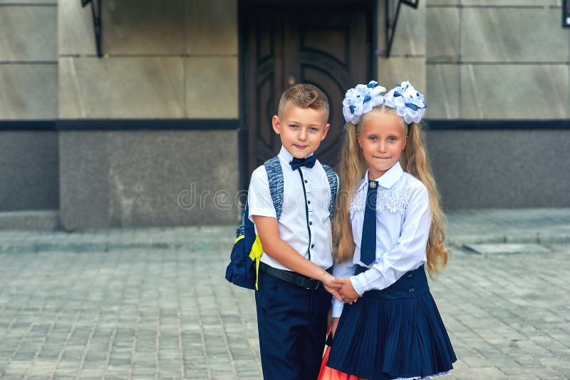 De lage schoolstudenten gaan naar school voor klassen De eerste dag van de herfst royalty-vrije stock fotografie De lage schoolstudenten gaan naar school voor klassen De eerste dag van de herfst royalty-vrije stock fotografie