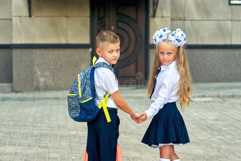 De lage schoolstudenten gaan naar school voor klassen De eerste dag van de herfst stock foto's De lage schoolstudenten gaan naar school voor klassen De eerste dag van de herfst stock foto's
